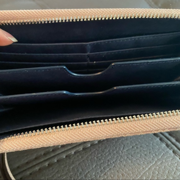 Tommy Hilfiger wristlet - Picture 3 of 7